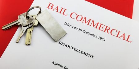 un trousseau de clés posé sur un document de renouvellement de bail commercial