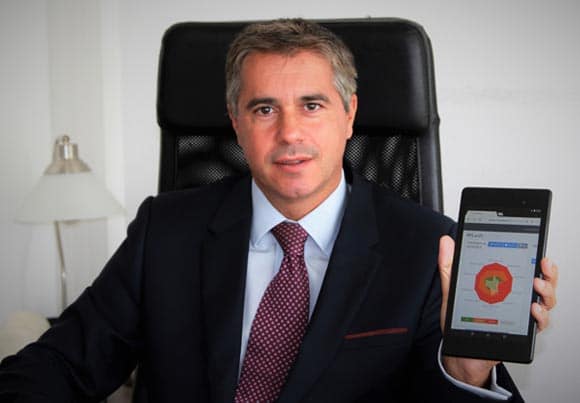 un homme montre sur une petite tablette un schéma de l'application proposé par la start-up