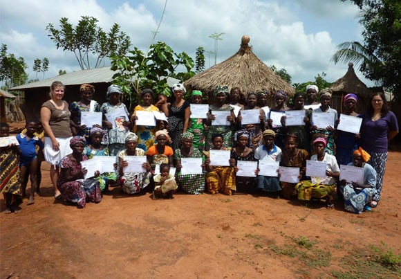 Eva Massini et Aurélie Lion dans un village reculé du Bénin