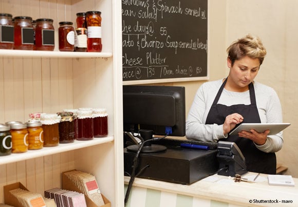 un commerçant dans son magasin fait l'inventaire de ses produits