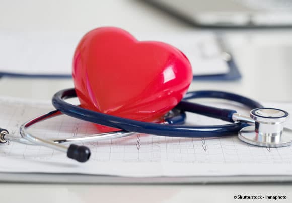 un cœur en plastique entouré par un stethoscope de médecin