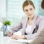 deux femmes au travail échangeant