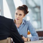 une femme reçoit une autre personne en entretien professionnel