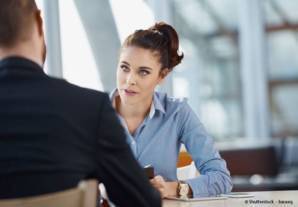une femme reçoit une autre personne en entretien professionnel