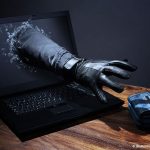 main sortant d'un ordinateur s'emparant d'un portefeuille : cybercriminalite