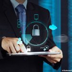 photo montage, des mains tiennent une tablette, des symboles de verrou gravitent autour