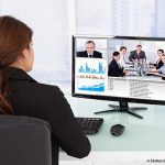 une femme à son ordi, en visioconférence