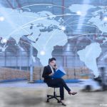 crédit documentaire une femme assise téléphonant, derrière elle une carte du monde avec des liens entre les régions