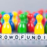 crowdfunding écrit avec des perles carré de lettres, au second plan des petits pions de couleur vive