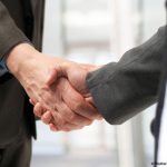 la conclusion d'un prêt entre entreprises peut s'illustrer par deux mains qui se serrent
