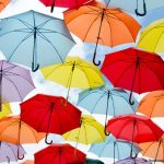 une multitude de parapluies, symboles classique de l'assurance car évoquant le fait de protéger