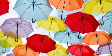 une multitude de parapluies, symboles classique de l'assurance car évoquant le fait de protéger