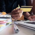 carte gold et clavier pour évoquer les comptes