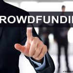 des pièces de monnaie dans une conserve de verre étiquetée "crowdfunding"