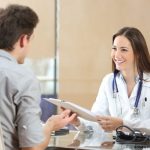 une femme médecin en consultation avec un patient