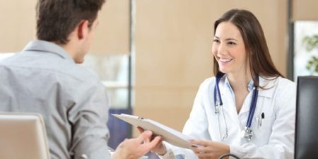 une femme médecin en consultation avec un patient