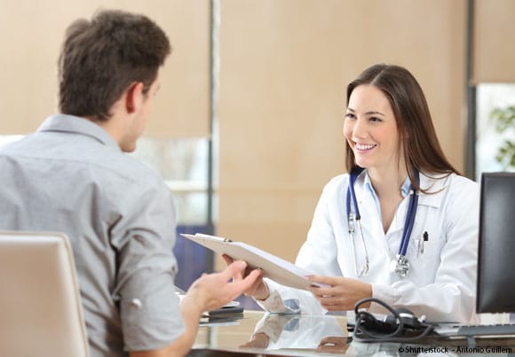 une femme médecin en consultation avec un patient