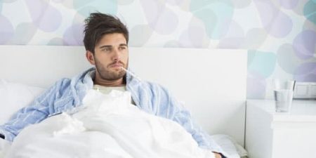 un homme malade dans son lit