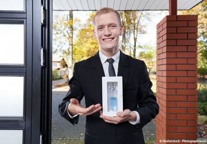 un homme fait du porte à porte pour vendre à domicile