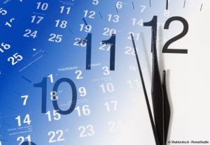 Des aiguilles d'horloge sur un calendrier