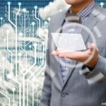 quelqu'un tient dans sa main l'icône virtuelle d'une enveloppe