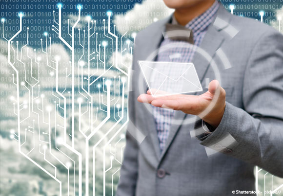 quelqu'un tient dans sa main l'icône virtuelle d'une enveloppe