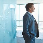 Un homme dans des locaux vide regarde devant lui