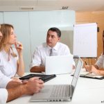 une réunion de travail pour évoquer la transmission d'entreprise aux salariés