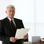 Un sénior dans un bureau pour évoquer la question psychologique de la cession d'entreprise