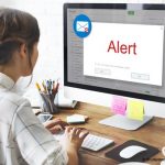 Une personne reçoit un message d'alerte sur son écran d'ordinateur