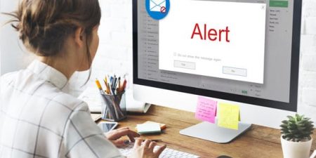 Une personne reçoit un message d'alerte sur son écran d'ordinateur