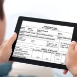 quelqu'un consulte sur une tablette son bulletin de paie