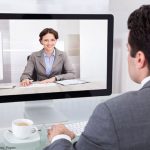 quelqu'un regardant un cv vidéo sur un ordi