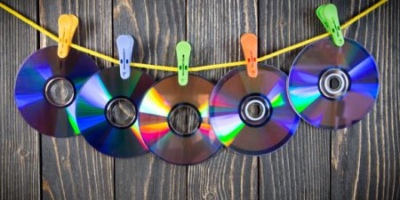 une série de CD-roms accrochés à un fil