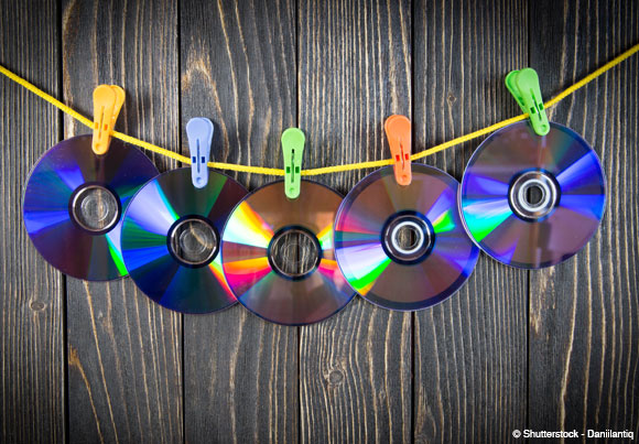 une série de CD-roms accrochés à un fil