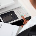 dans le processus de numérisation des factures, une personne scanne un document