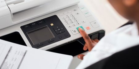 dans le processus de numérisation des factures, une personne scanne un document