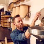 Au moment d'acquérir son local professionnel, l'entrepreneur choisit entre devenir directement propriétaire ou l'acheter via son entreprise.