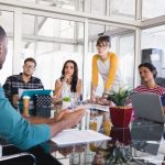 un groupe de personnes en réunion pour représenter l' intelligence collective