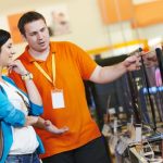 Un vendeur de produits informatiques pour illustrer le travail dominical