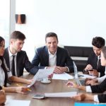 ensemble de personnes en réunion pour évoquer les bénéficiaires effectifs