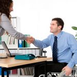 Une personne sert la main d'une autre en fauteuil roulantLa déclaration d'emploi des travailleurs handicapés est obligatoire