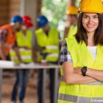 un travailleur etranger avec un casque et un gilet sur un chantier